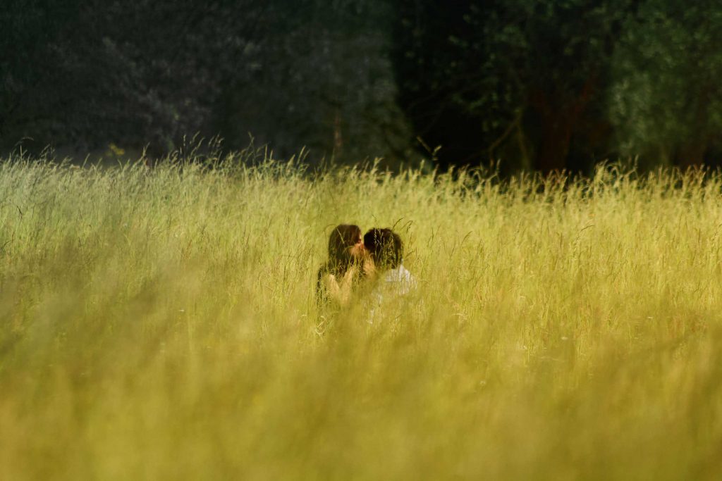 ¿Qué emociones experimentamos tras un beso?
