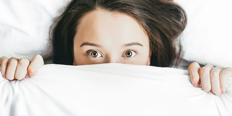 Dormir con el enemigo: Cómo la tecnología de tu habitación podría ser letal