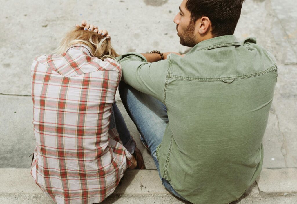 Pareja sentada enfrentando un momento de abuso emocional y psicológico 