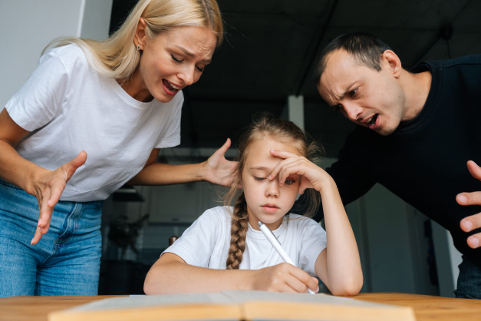 Padres gritando a la hija mientras esta estudia ejerciendo presión sobre ella 